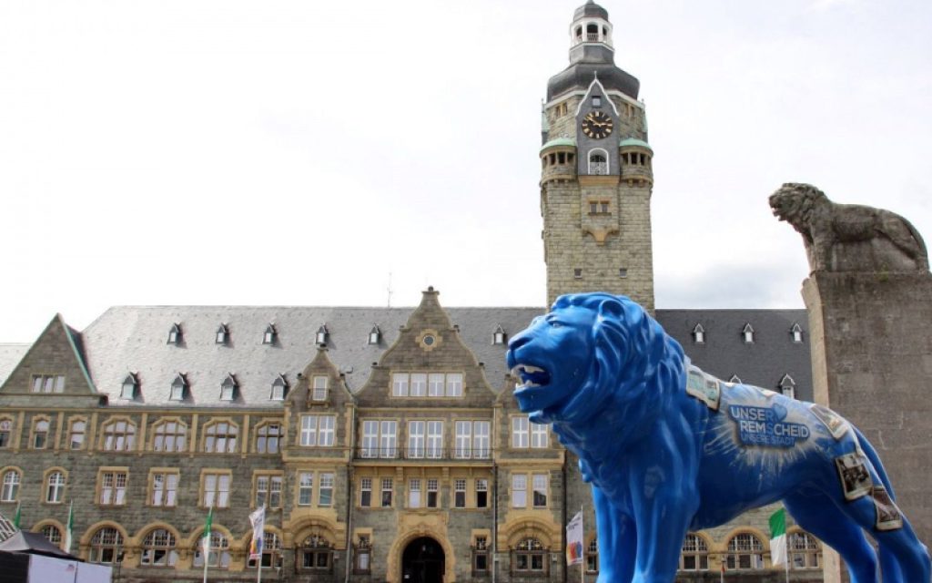 art-street-life-size-lion-sculptures-animal-art-project-public-event-hand-painting-statue