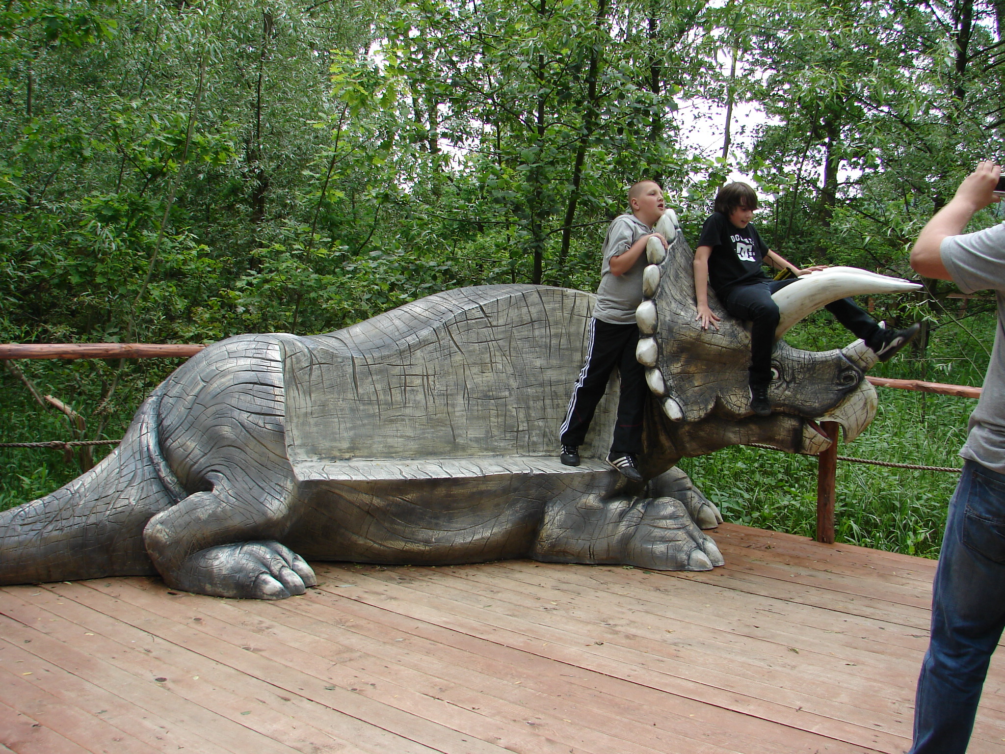 Interaktywna ławka dinozaur Triceratops w Zatorlandzie – meble tematyczne do parków rozrywki, dinosaur bench manufacturer Malpol.