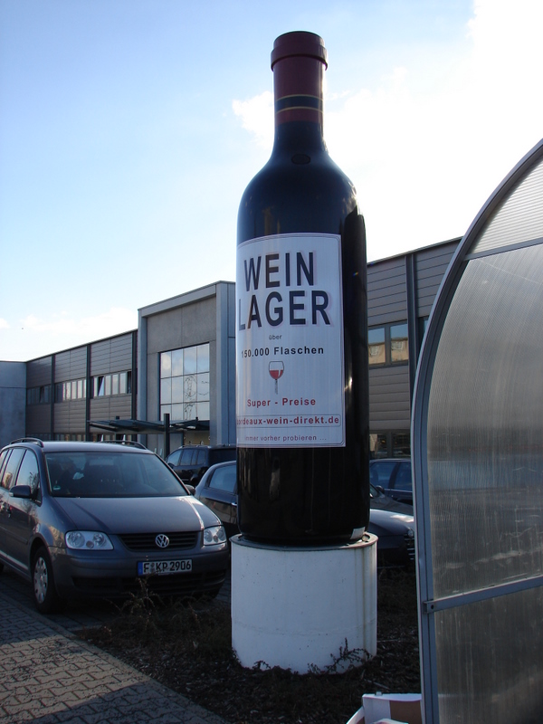 Gigantyczna makieta butelki wina (Giant wine bottle product dummy) – 5m wysokości – reklama przestrzenna 3D (3D outdoor advertising) - Malpol