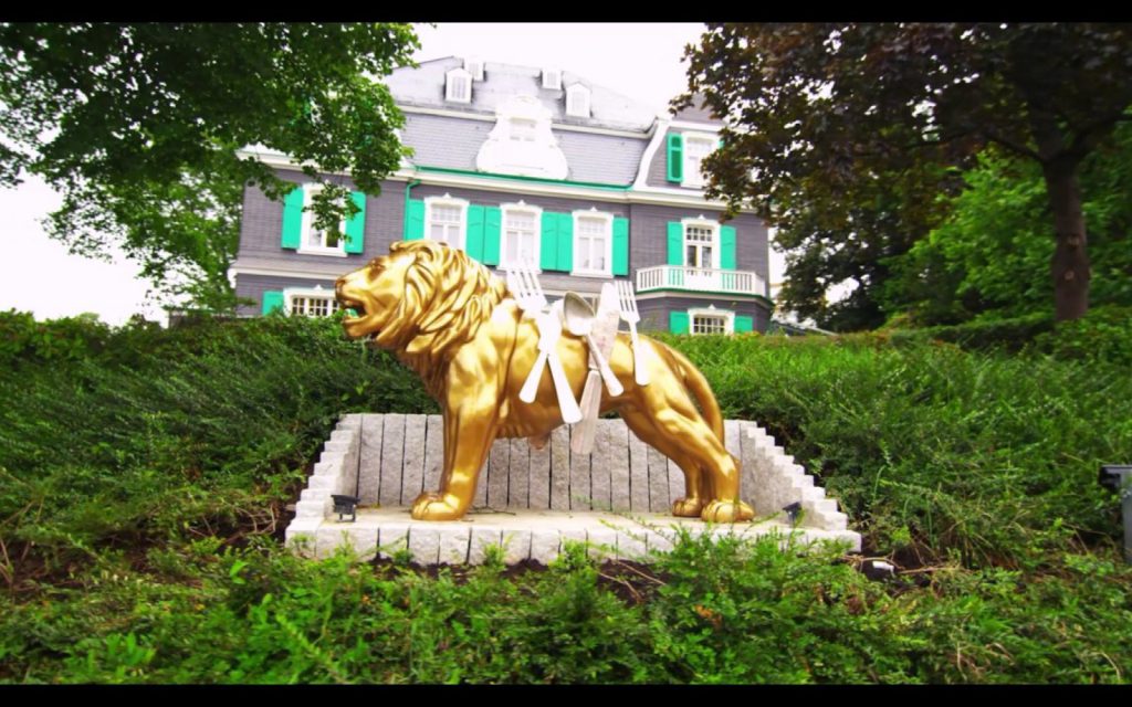 Monumentalna złota rzeźba Lwa Bergijskiego (Bergischer Löwe) z elementami sztućców przed Villa Paulus w Remscheid, Niemcy – wykonana przez Malpol.