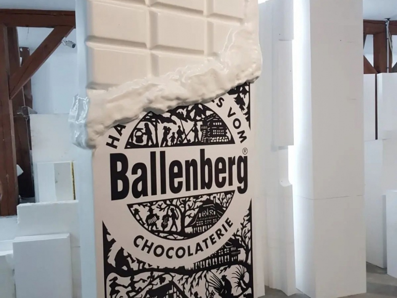 Gigantyczna makieta tabliczki czekolady Ballenberg (5m giant chocolate bar replica) - reklama przestrzenna 3D - producent Malpol Group