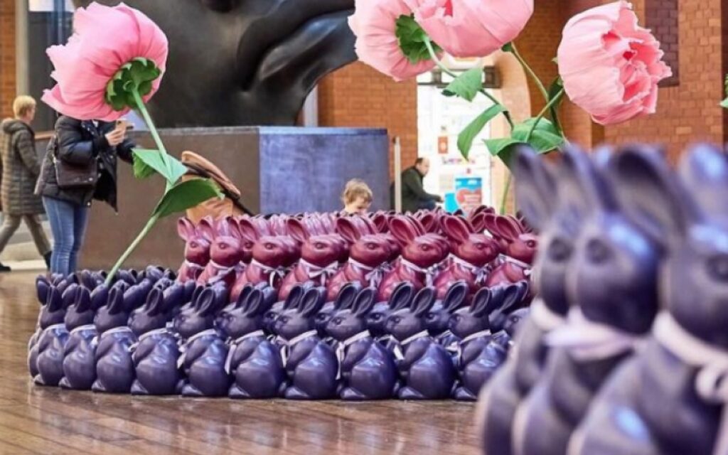 Kompleksowa aranżacja wielkanocna w galerii handlowej – figury XXL Malpol.