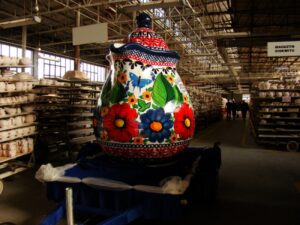 dzbanek rzeźba figura dekoracyjna fiberglass sculpture