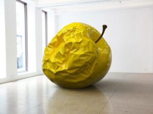 jabłko XXL projekt artystyczny Londyn fiberglass public art sculpture