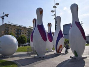 kregle XXL figury miejskie fiberglass large sculpture