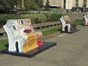 zaczytani warszawa figury ławek instalacje miejskie fiberglass public art