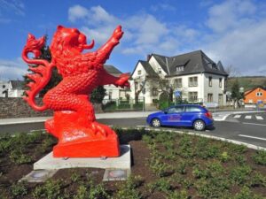 czerwony lew instalacja miejska fiberglass red layon sculpture