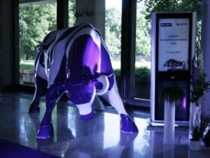 Monumentalna figura byka z fiberglassu na debiut Play na GPW - rzeźba reklamowa 3D (custom 3D bull sculpture) - producent Malpol