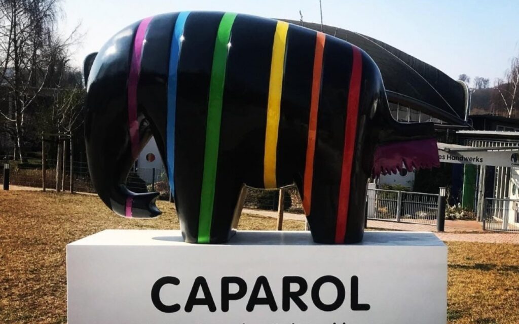 Kolorowa figura słonia Caparol z fiberglassu - rzeźba reklamowa 3D (3D elephant mascot sculpture) - producent