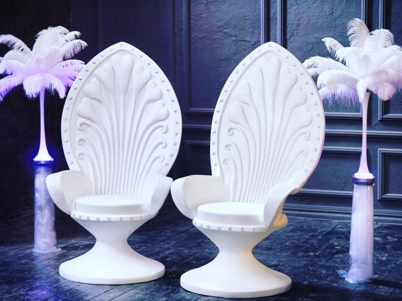 rzeźby artystyczne tron fiberglass art sculptures