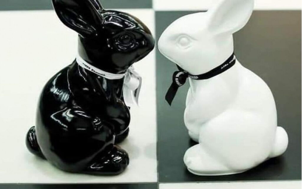 Designerskie figury zająców czarno-białe – nowoczesne dekoracje wielkanocne z laminatu.