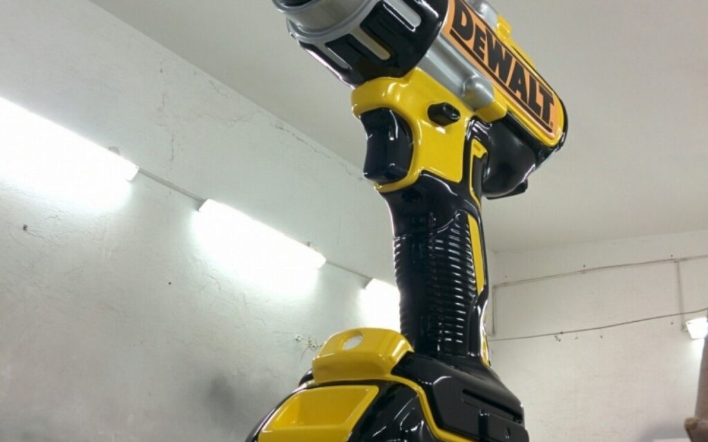 Wielkogabarytowa makieta wiertarko-wkrętarki DeWalt 3D (Giant power tool replica) - prezentacja technologii XR FlexVolt - producent Malpol