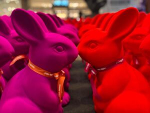 Zajace-wielkanocne-z-brandingiem-stary-browar-custom-fiberglass-bunny