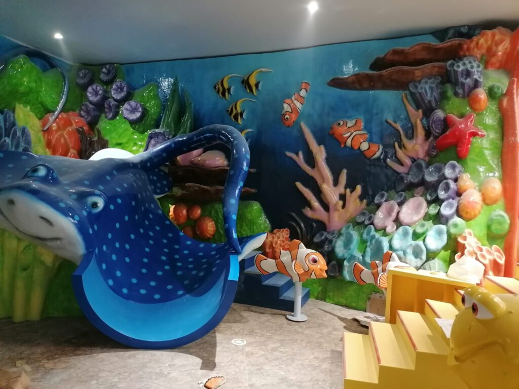 Tematyczna zjeżdżalnia wodna z figurami morskimi w Hotelu Zalewski w Mrzeżynie. ​Caption: Atrakcje wodne dla sektora hotelowego. Custom water slide decorations at Zalewski Hotel.