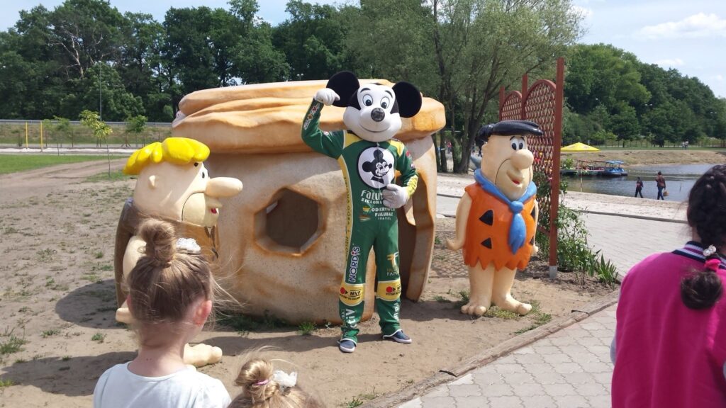 Flintstonowie domek dla dzieci - parki tematyczne, atrakcje dla dzieci - fiberglass playhouse