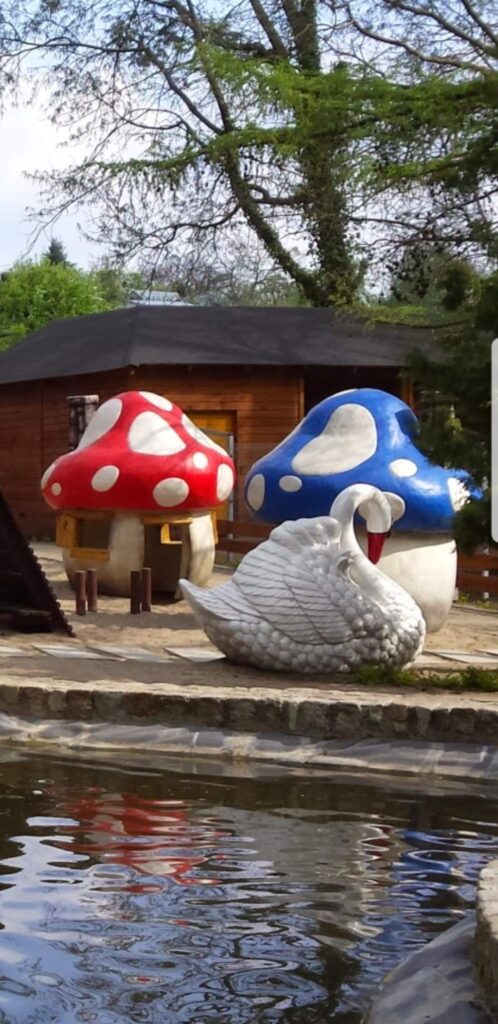 domek dla dzieci w stylu grzybka - blue and red fiberglass playhouse