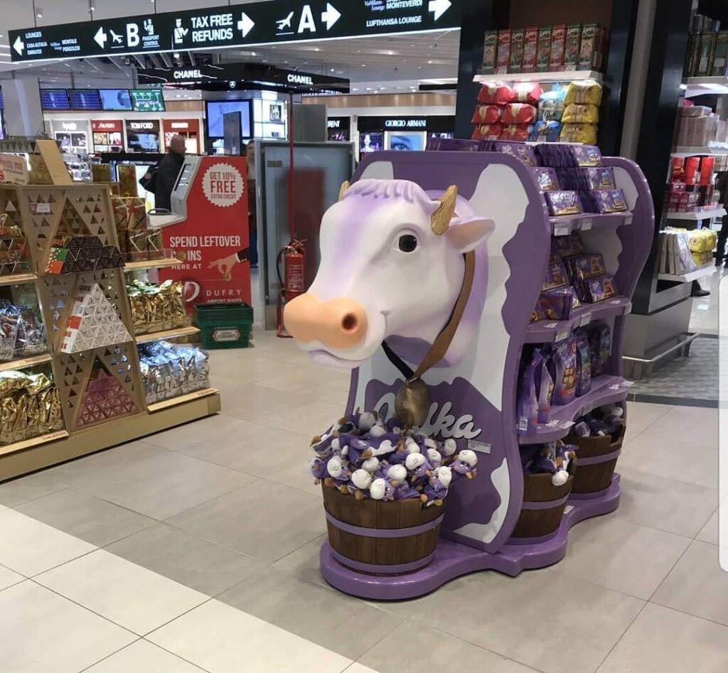 Ekspozytor reklamowy krowa 3D Milka - stand POS z fiberglassu | Producent Malpol