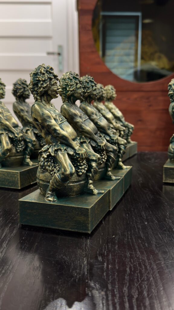 Personalizowane gadżety reklamowe 3D – statuetki Bachusa dla Zastal Zielona Góra. Profesjonalne usługi druku 3D na zamówienie w standardzie premium.