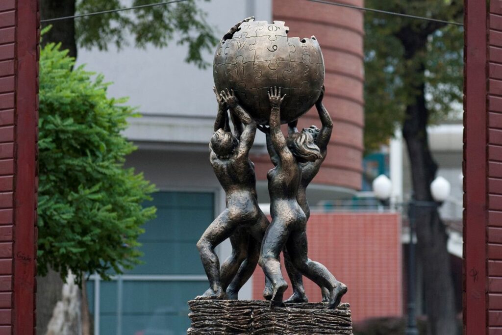 Oficjalny pomnik Wikipedii w Słubicach (Wikipedia Monument) – monumentalna makieta 3D z fiberglassu od Malpol.