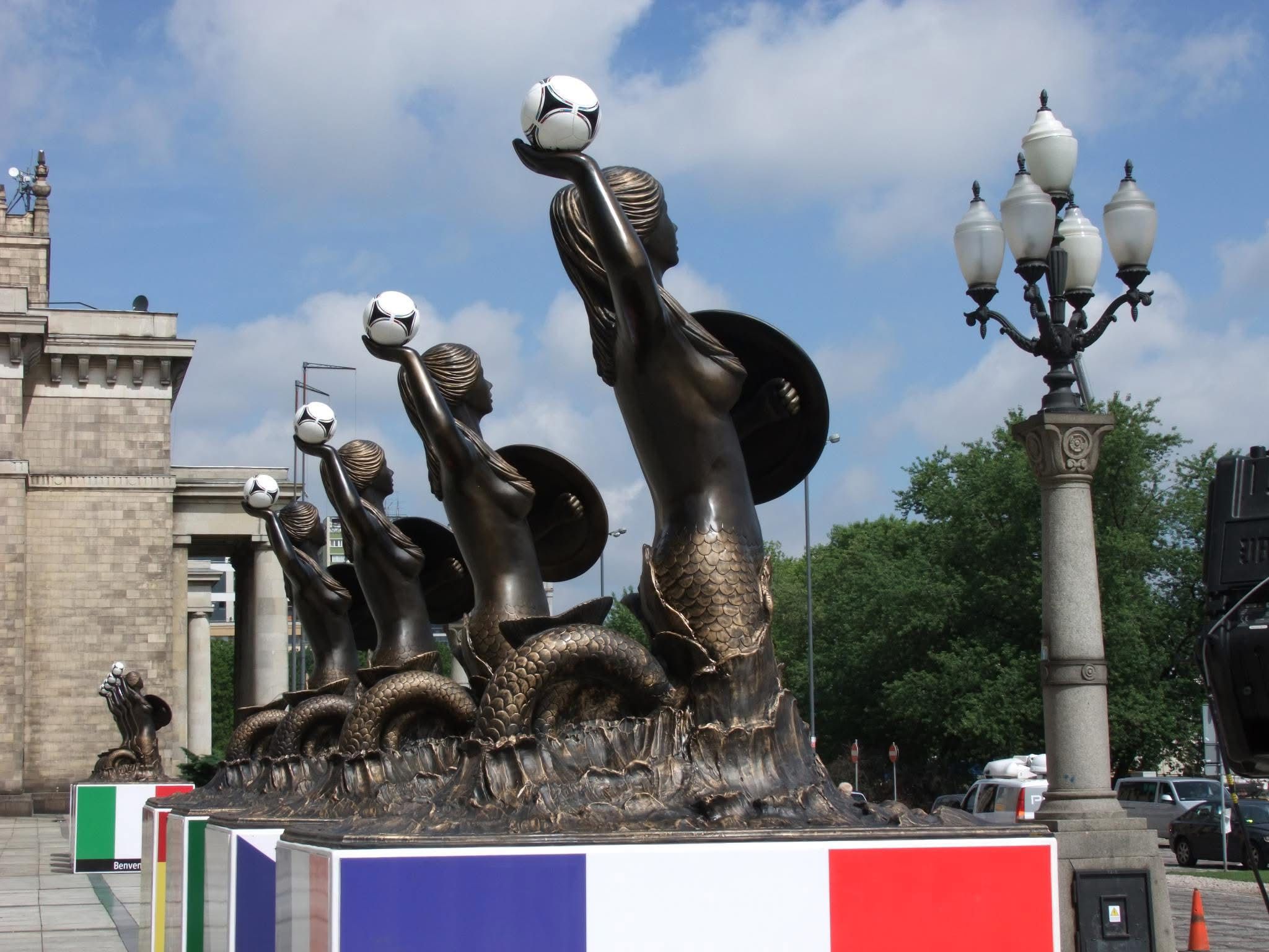 Rzeźby Syrenki Warszawskiej na cokołach z flagami (Warsaw Mermaid Sculptures) – precyzyjne modele 3D dla Miasta Stołecznego Warszawy.