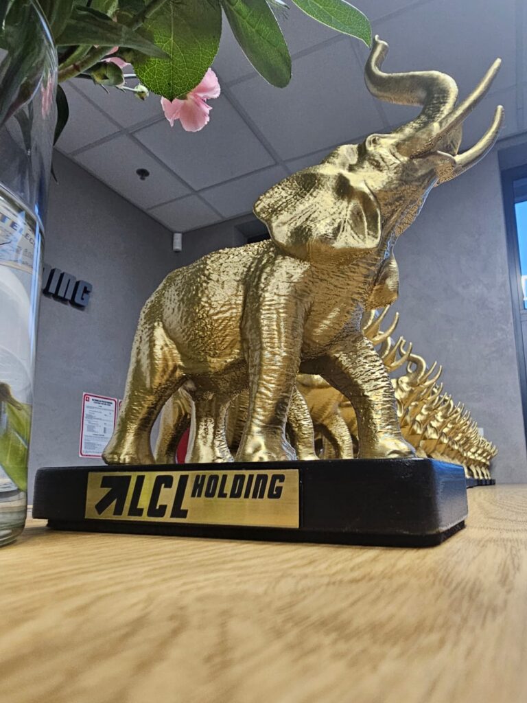 złoty słonik - LCL holding - advertisement statue fiberglass golden elephant