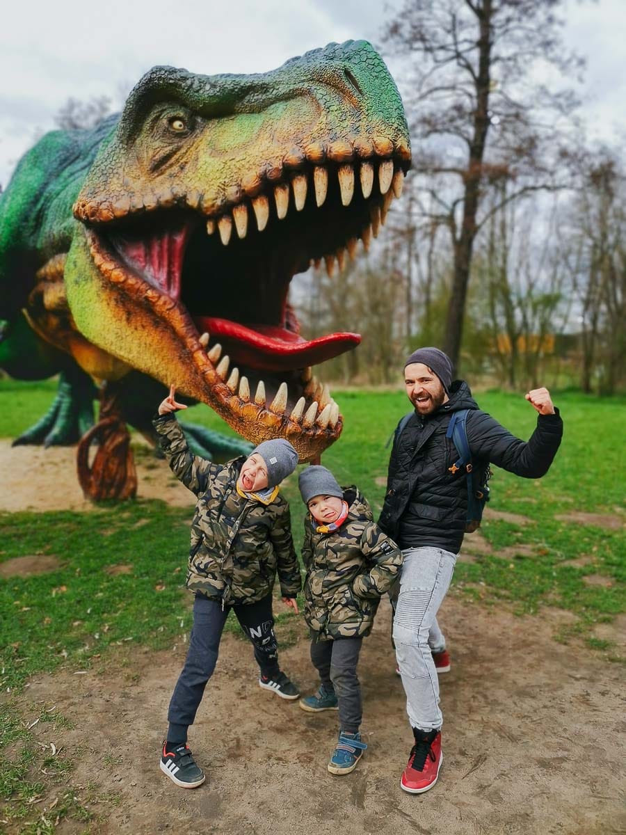 Potężna replika T-Rexa w Lubinie - dynamiczny model atakującego dinozaura 1:1, giant dinosaur statue manufacturer Malpol