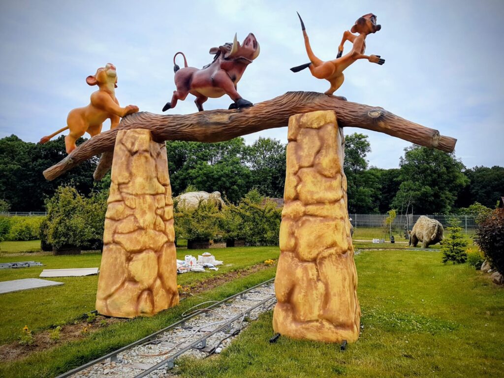 Figury Timona i Pumby na bramie wejściowej w Deli Parku pod Poznaniem – realizacja Malpol.