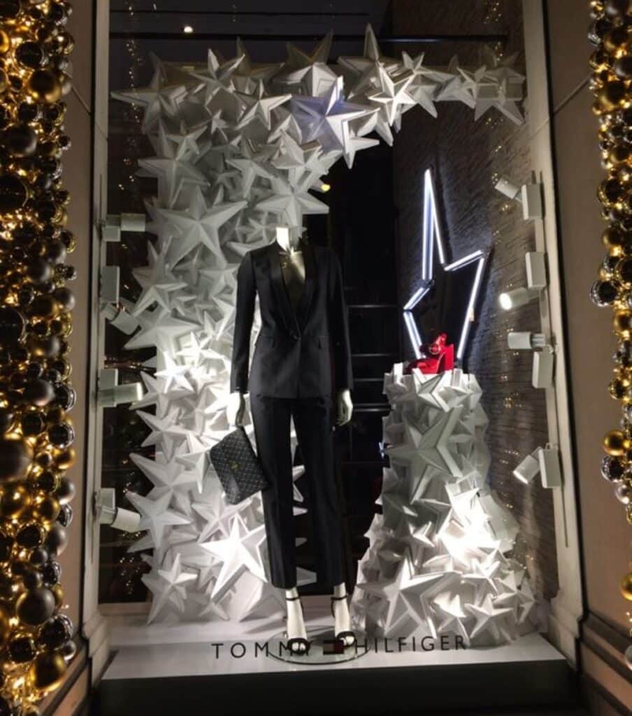 witryna-sklepowa-tommy-hilfiger-window-display-gwiazdy-3d-stars-dekoracja-swiateczna-scenografia