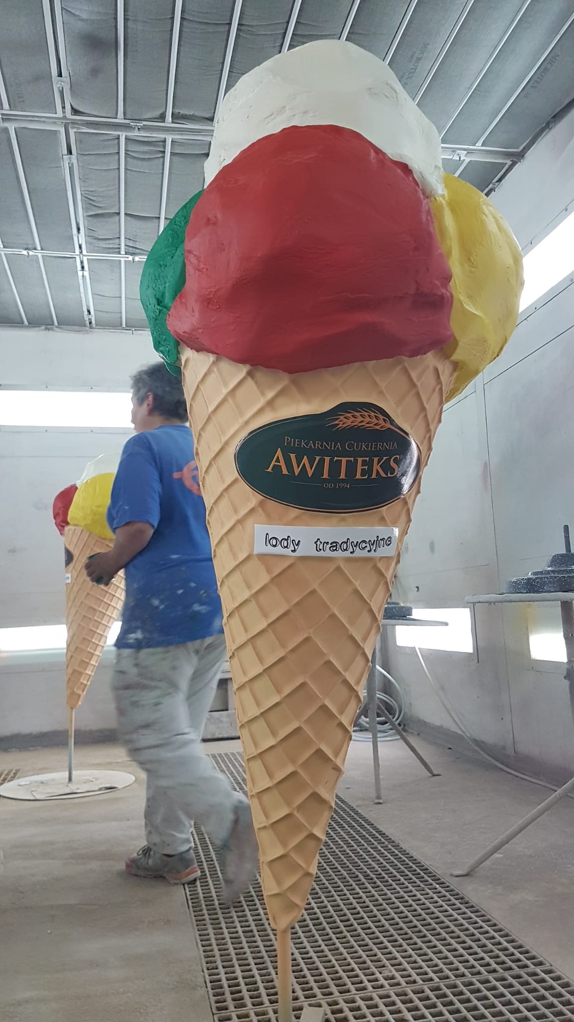 Reklama przestrzenna lody tradycyjne (Giant Ice Cream Display) dla Awiteks - precyzyjna makieta 3D z laminatu.
