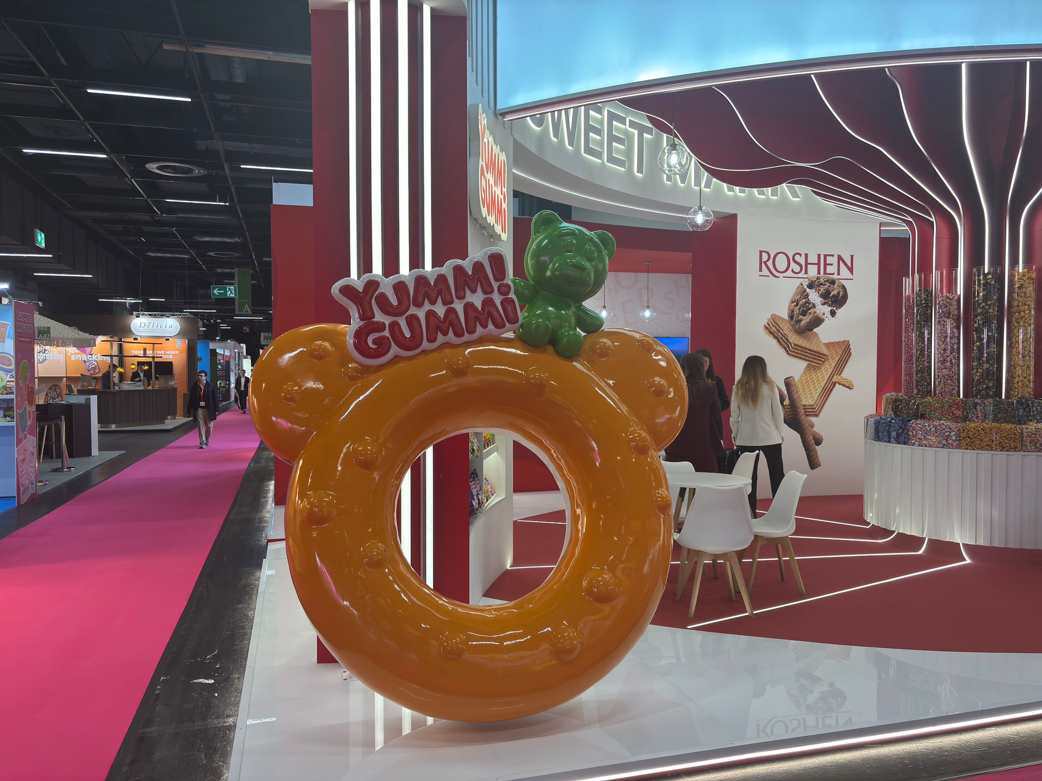 Wielkoformatowa reklama przestrzenna 3D yummi Gummi dla firmy roshen - precyzyjna makieta produktowa z laminatu o wysokim połysku.