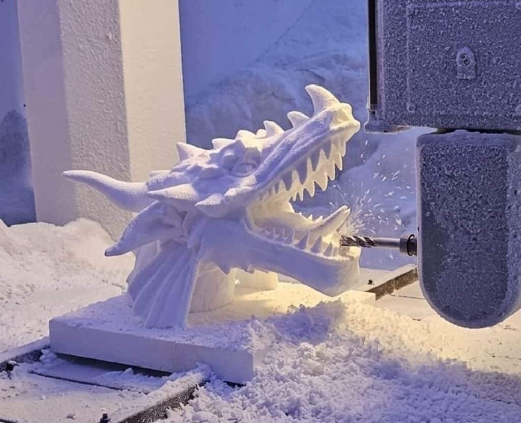 Precyzyjne frezowanie 5-osiowe głowy smoka w białym styropianie na maszynie Fanum Lambda GT w hali produkcyjnej Malpol dla parku rozrywki Skalka.