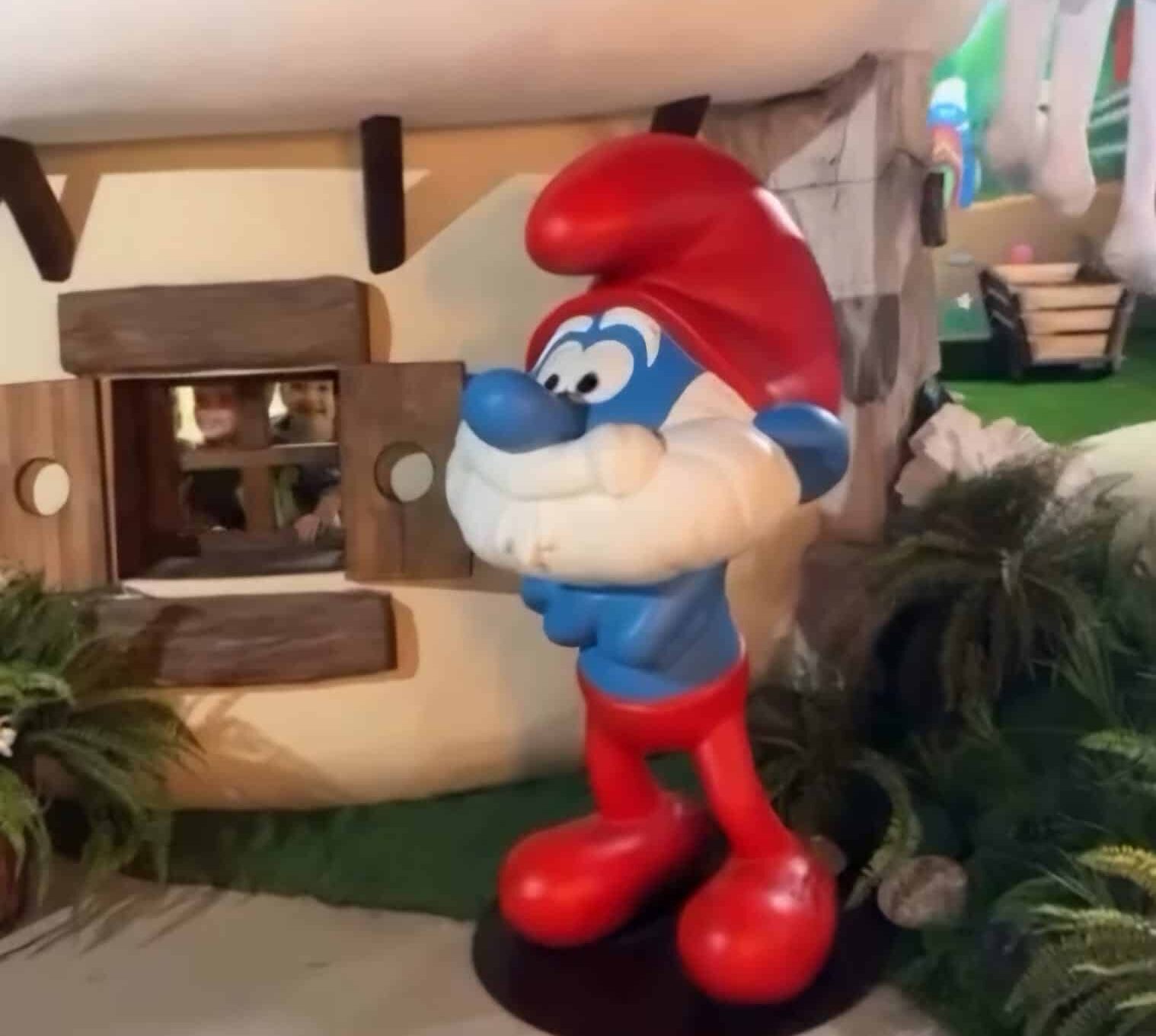 Wyposażenie parków rozrywki – figura 3D Papa Smerf (Fiberglass Sculpture) – wioska smerfów Zakopane – producent malpol.