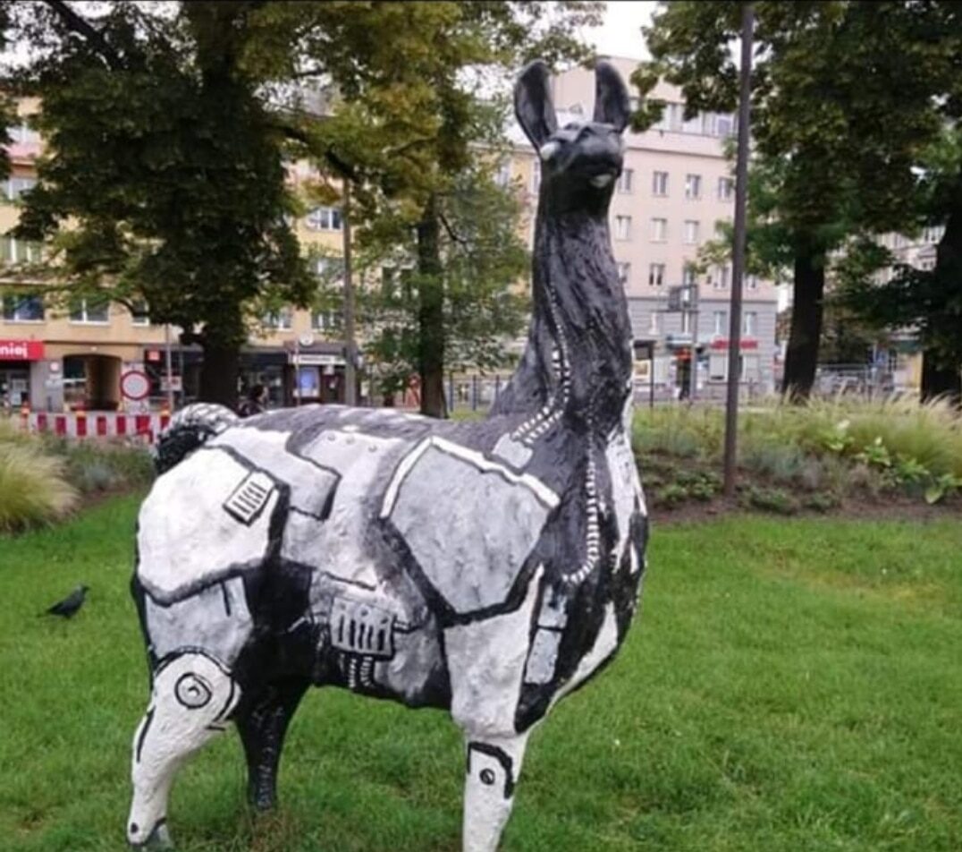 Nowoczesna rzeźba kolorowej lamy w Opolu, biało-czarna figura dekoracyjna w przestrzeni miejskiej wykonana przez Malpol.